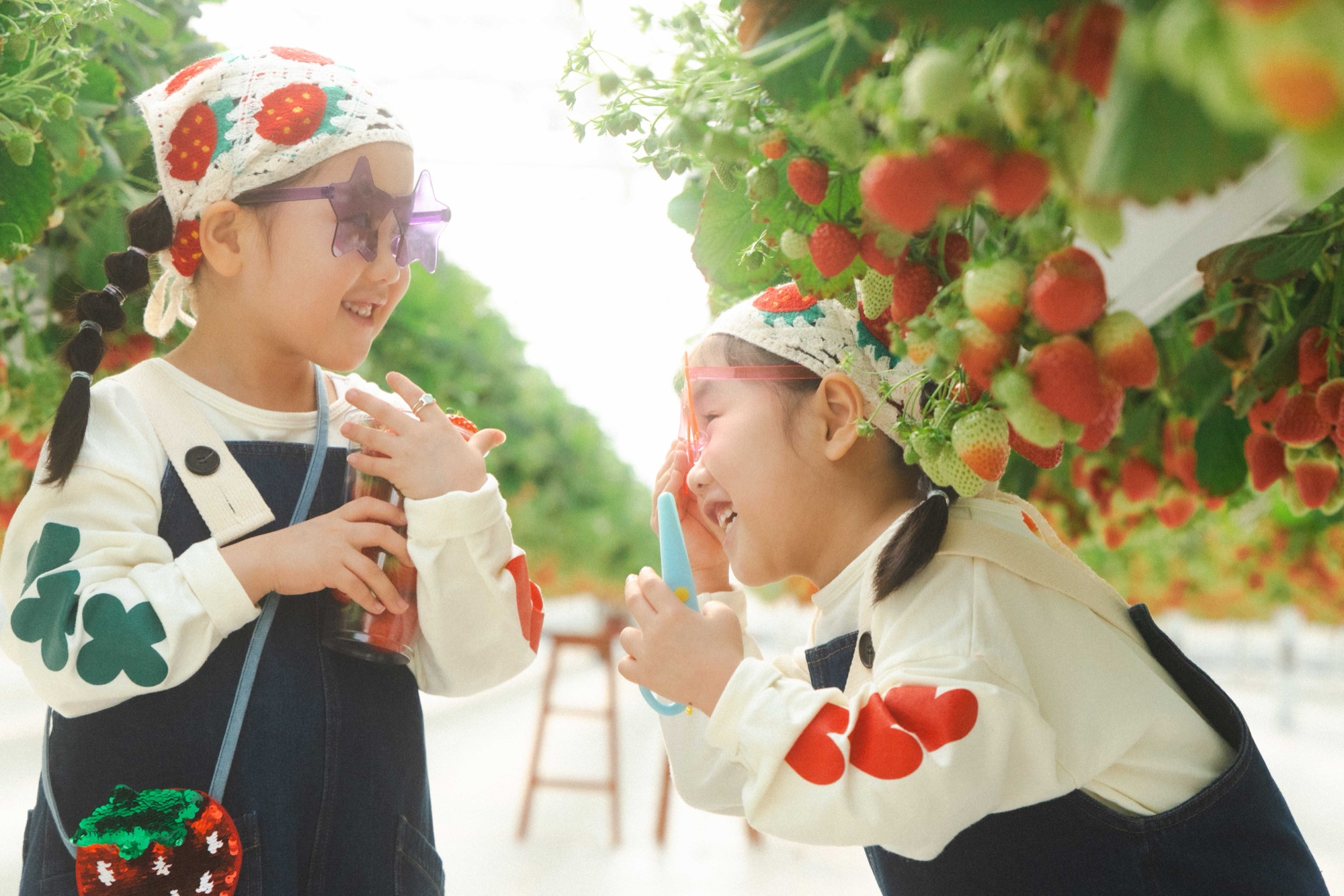 가족 단위 방문객을 위한 안내 이미지를 표현한 일러스트